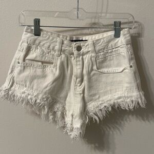 Chic White Frayed Denim Shorts